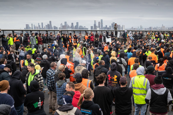 More than 1000 protesters gather on West Gate Bridge on Tuesday afternoon.