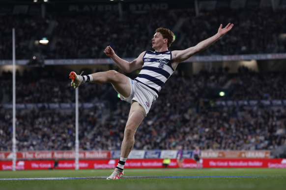 Gary Rohan kicks for goal in front of a packed stand at GMHBA Stadium