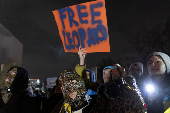 Protesters, many of them expatriate Ukrainians living in Berlin, protest under the motto: “Free the Leopards” outside the Chancellery on January 20 to demand that Germany send Ukraine Leopard battle tanks.