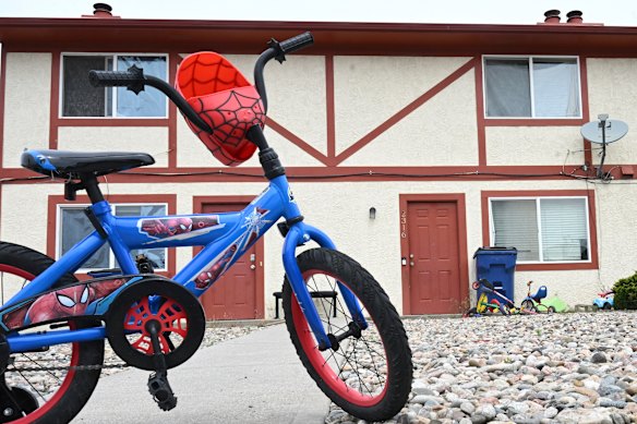 Fietsen en speelgoed zitten voor het herenhuis, rechts, waar Mohamed Sabry Soliman bij zijn familie woonde, in Colorado Springs.