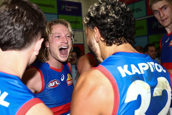 Después de 637 días alejado de los Western Bulldogs con algunas lesiones horribles, Cody Weightman regresó con estilo el viernes por la noche.