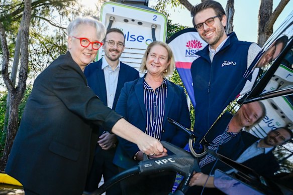 Climate Change and Energy Minister Penny Sharpe joined Sutherland Shire Mayor Jack Boyd, Heathcote MP Maryanne Stuart and BP Pulse general manager Antoine Denis to announce hundreds of new fast chargers for electric vehicles.