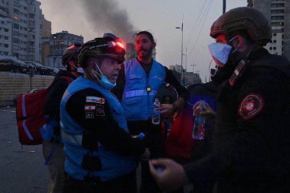 إسعاف لبناني قريب من موقع مبنى تجاري وسكني في منطقة باجورا في وسط بيروت التي تعرضت لضربة من إحدى الضربات الجوية الإسرائيلية الثلاث.