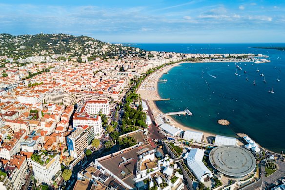 Cannes e sua orla marítima.