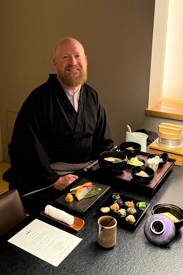 Ben Groundwater desfruta de um café da manhã tradicional japonês em Tóquio.