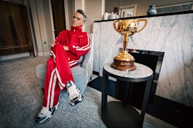 Robbie Williams in London with the Melbourne Cup. 