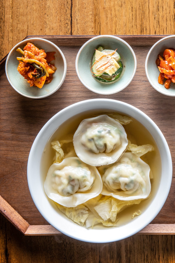 Manduguk (dumpling soup).