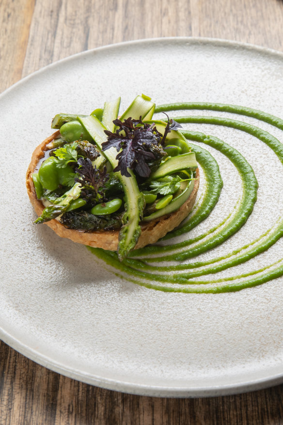 Asparagus tart with curd cheese.