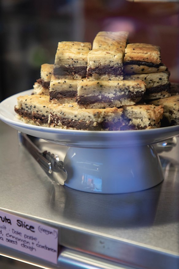 Makruta slice.