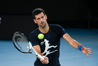 Novak Djokovic saat sesi latihan di Rod Laver Arena, Jumat.
