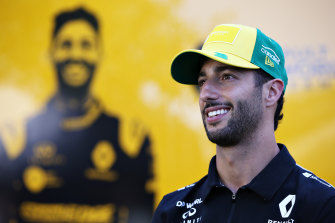 ricciardo renault hat