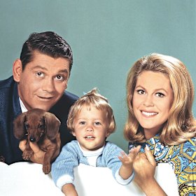 Dick York and Elizabeth Montgomery in Bewitched. He was replaced by Dick Sargent.