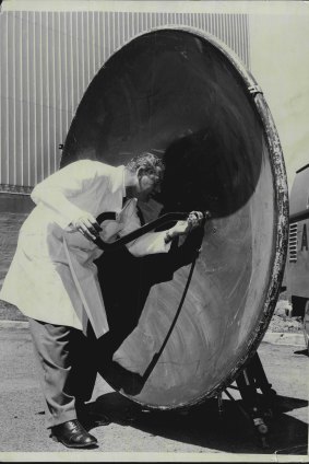 An ATN Channel 7 technician, Mr Bert Stephenson, assembles a parabolic microwave antenna at 
Epping in preparation for the direct telecast of the Centenary Melbourne Cup from 
Flemington on Tuesday, October 28, 1960. 