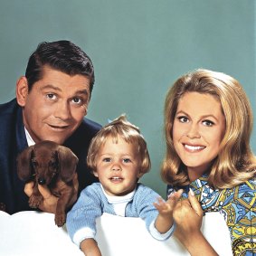 Dick York and Elizabeth Montgomery in Bewitched. He was replaced by Dick Sargent.