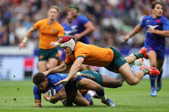 Matthieu Jalibert is tackled by Fraser McReight.