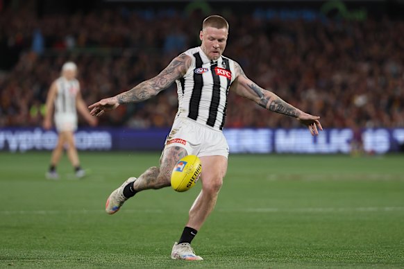 Jordan De Goey of the Magpies kicks the ball.