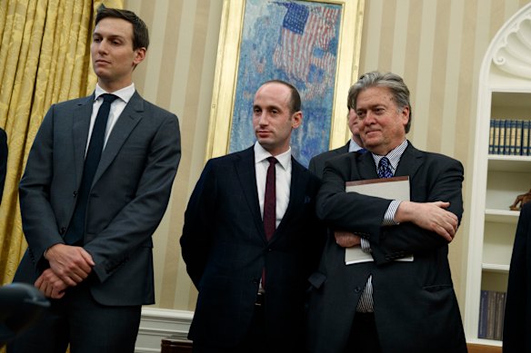Jared Kushner, Stephen Miller e Steve Bannon no Salão Oval durante o primeiro mandato de Donald Trump como presidente dos EUA.