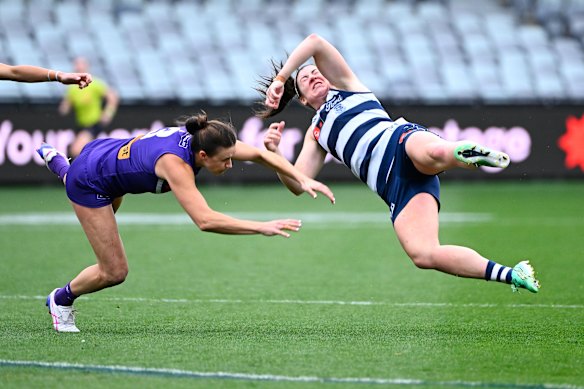 Rachel Kearns of the Cats collides with Emma O’Driscoll of the Dockers on Saturday.