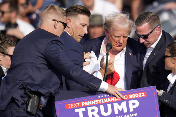 Le candidat républicain à la présidentielle, Donald Trump, a été précipité hors de la scène après la fusillade de la campagne en juillet.