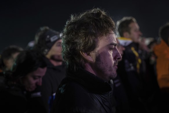 Fernando Alonso observes a minute of silence in memory of Paulo Goncalves. 