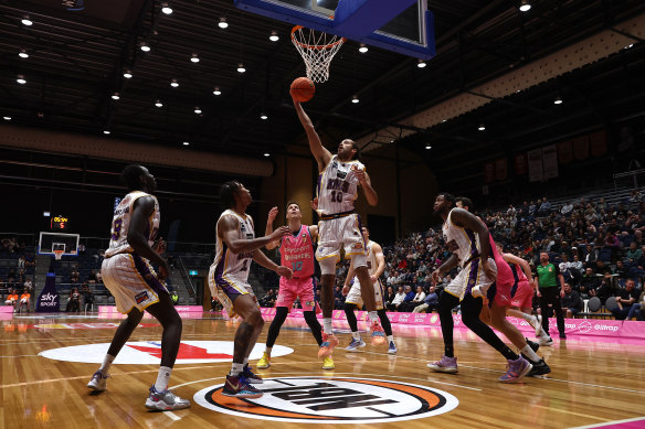 Xavier Cooks shoots during the Kings’ round 19 NBL victory over the New Zealand Breakers in Bendigo.