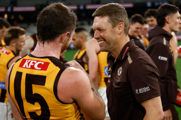 Ongevoerd: Sam Mitchell deelt een lach met Blake Hardwick na hun overwinning op de Blues op de MCG op donderdagavond.