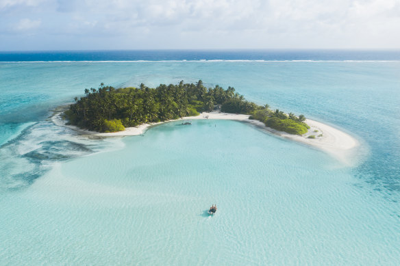 Trips in motorised canoes, which are dictated by the tides, give travellers access to smaller islands.