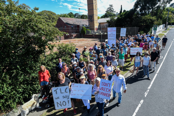 Ivanhoe residents opposing the development at 321 Lower Heidelberg Road. 