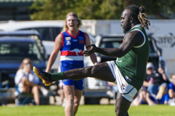 Former Essendon livewire Anthony McDonald-Tipungwuti in action for Imperials in the Sunraysia league.