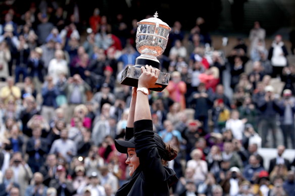 Ashleigh Barty with the trophy after her French Open triumph in 2019.