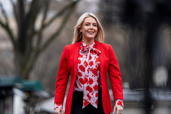 L'addetta stampa di Donald Trump, Karoline Leavitt, fuori dalla Casa Bianca lunedì.