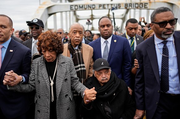 Jesse Jackson (al centro) è raffigurato durante la marcia attraverso il ponte Edmund Pettus durante il 60° anniversario della marcia per garantire che gli afroamericani potessero esercitare il loro diritto costituzionale di voto, a Selma, in Alabama, nel 2025.