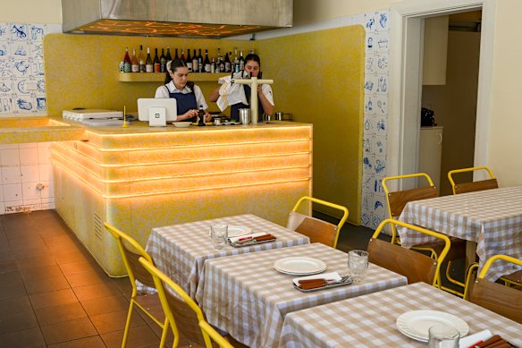 Dentro do restaurante Carlton. 