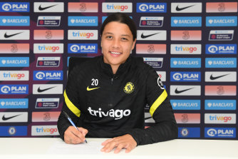 Sam Kerr is staying at Chelsea until at least mid-2024.