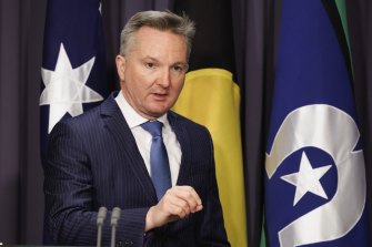 Climate Change Minister Chris Bowen is negotiating with the Greens. 