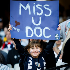 A young fan holds up a sign ‘Miss U DOC’