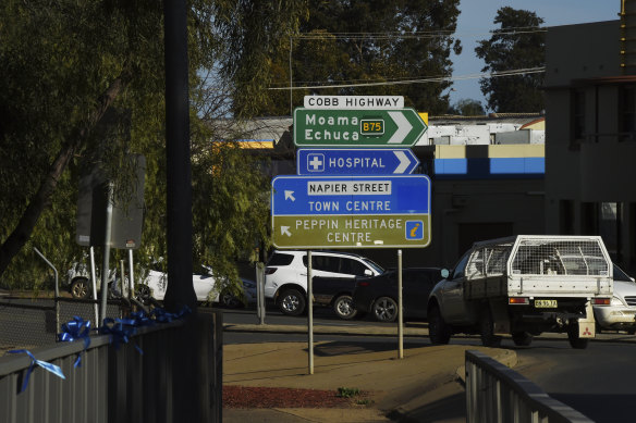 Doctors have threatened to resign en masse from Deniliquin Hospital. 