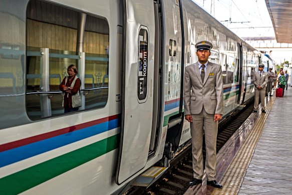 Cars are necessarily numbered and boarding is easy.
