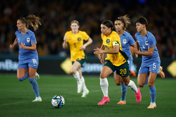 Sam Kerr breaks clear of France’s defence.