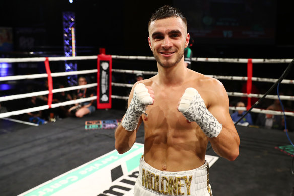 Andrew Moloney rediscovered his winning touch with a dominant victory over Froilan Saludar.