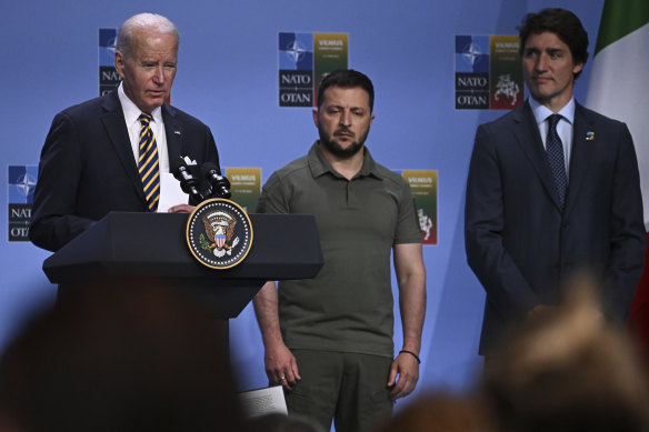 Soldan sağa: ABD Başkanı Joe Biden, 12 Temmuz'da Litvanya'nın Vilnius kentinde düzenlenen NATO Zirvesi sırasında Ukrayna'ya Ortak Destek Bildirgesi'ni duyurmak üzere Ukrayna Devlet Başkanı Volodymyr Zelensky ve Kanada Başbakanı Justin Trudeau'nun yanında G7 liderleriyle düzenlenen bir etkinlikte konuşuyor.