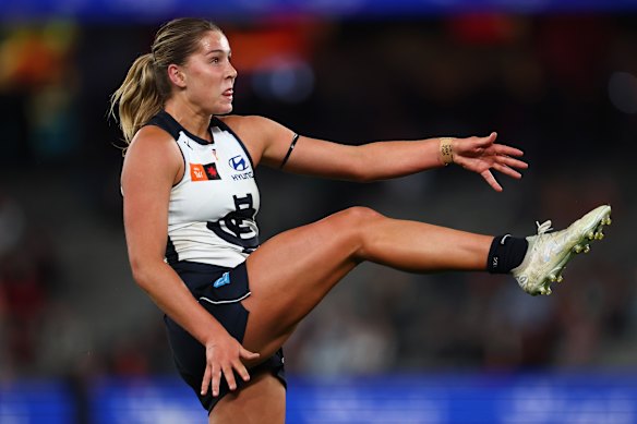 Poppy Scholz plays for Carlton. 