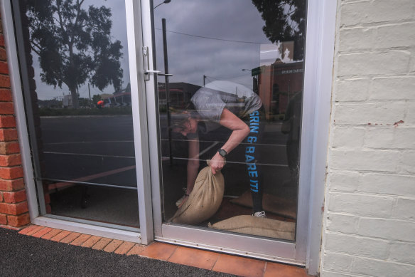 Jenny Bibby lays sandbags at her business in St Arnaud.