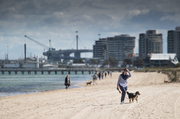 Confusion over the rules on exercise has prompted Port Phillip police to warn residents that travelling in a vehicle to parks or beaches is not permitted.