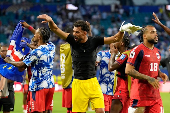 Vozinha gets in the groove.