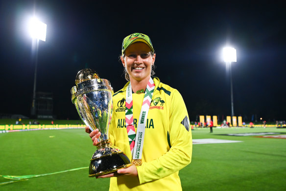 Meg Lanning with the 2022 World Cup trophy.