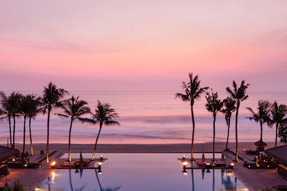 The sunsets over The Legian’s attractive main infinity swimming pool and extensive beachfront are exquisite.