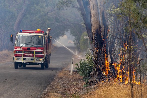 Equipes de bombeiros no incêndio em Longwood.