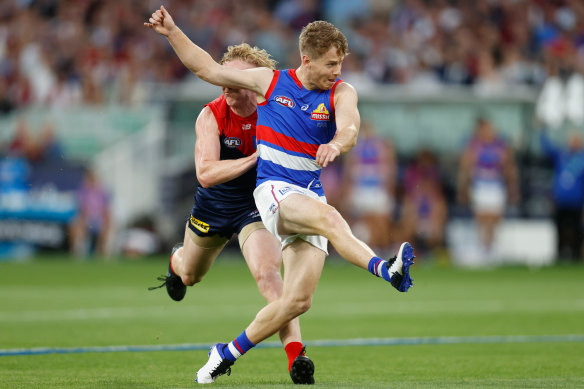 “Dropped” Bulldog Lachie Hunter gets a kick away.