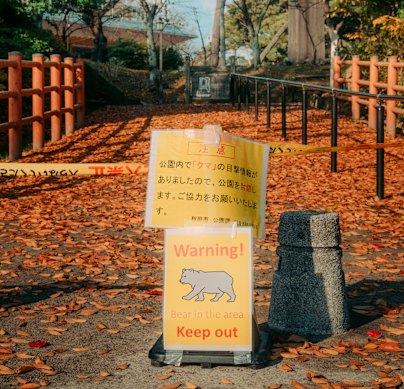Uma placa alertando sobre avistamentos de ursos na entrada do Parque Senshu fechado na cidade de Akita.